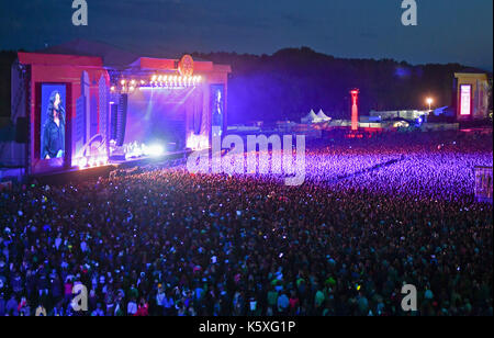 Hoppegarten, Deutschland. 10 Sep, 2017. Uns band Foo Fighters führt auf einer beleuchteten Bühne am Loollapalooza im Hoppegarten Pferderennbahn in Hoppegarten, Deutschland, 10. September 2017. Das Lollapalooza Festival findet am 9. und 10. September 2017. Foto: Jens Kalaene/dpa-Zentralbild/ZB/dpa/Alamy leben Nachrichten Stockfoto