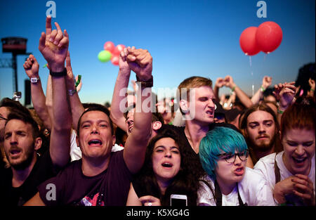 Hoppegarten, Deutschland. 10 Sep, 2017. Fans jubeln am Loollapalooza im Hoppegarten Pferderennbahn in Hoppegarten, Deutschland, 10. September 2017. Das Lollapalooza Festival findet am 9. und 10. September 2017. Foto: Britta Pedersen/dpa-Zentralbild/ZB/dpa/Alamy leben Nachrichten Stockfoto