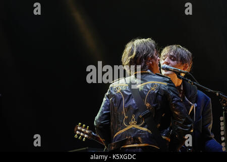 Carl Barat (links) und Pete Doherty von den Libertines live auf der Hauptbühne am 2017 OnBlackheath Festival in Blackheath, London. Foto Datum: Sonntag, September 10, 2017. Photo Credit: Roger Garfield/Alamy Stockfoto