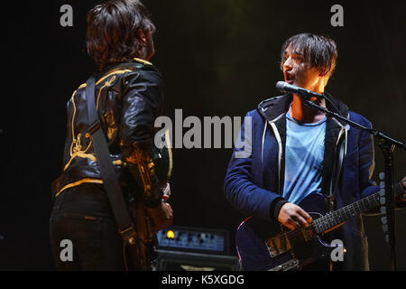 Carl Barat (links) und Pete Doherty von den Libertines live auf der Hauptbühne am 2017 OnBlackheath Festival in Blackheath, London. Foto Datum: Sonntag, September 10, 2017. Photo Credit: Roger Garfield/Alamy Stockfoto