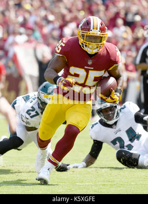 Washington Redskins zurück läuft, Chris Thompson (25) Läuft für einen Touchdown im zweiten Viertel gegen die Philadelphia Eagles am FedEx Feld in Landover, Maryland am Sonntag, 10. September 2017. Credit: Ron Sachs/CNP/MediaPunch Stockfoto