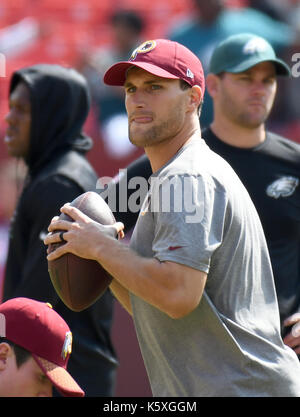 Washington Redskins quarterback Kirk Cousins (8) beteiligt sich an der Warm-ups vor dem Spiel gegen die Philadelphia Eagles am FedEx Feld in Landover, Maryland am Sonntag, 10. September 2017. Credit: Ron Sachs/CNP/MediaPunch Stockfoto