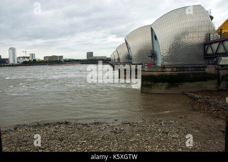 London, Großbritannien. 10 Sep, 2017. Thames Barrier für die jährliche Prüfung angehoben. Credit: JOHNNY ARMSTEAD/Alamy leben Nachrichten Stockfoto