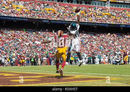 Landover, MD, USA. 10 Sep, 2017. Washington Redskins wide receiver Terrelle Pryor (11) Geht für ein Pass beim Philadelphia Eagles cornerback Jalen Mühlen (31) verteidigt während der Saison Eröffnung matchup zwischen den Philadelphia Eagles und die Washington Redskins an FedEx Field in Landover, Md. Credit: Csm/Alamy leben Nachrichten Stockfoto