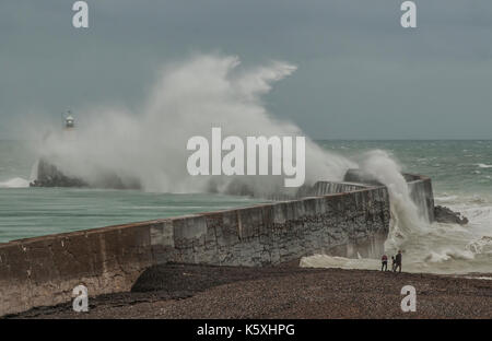 Newhaven, East Sussex, Großbritannien. Sept. 2017. Spaß am Strand im stärkenden Wind. Sie sind eine sichere Entfernung vom Meer. Stockfoto