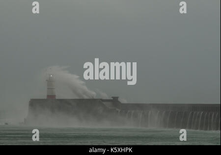 Newhaven, East Sussex, Großbritannien. Sept. 2017. Nachmittags stärkenden Wind weht die Wellen und surft an der Südküste. Stockfoto