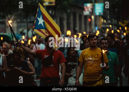 Barcelona, Spanien. 10 Sep, 2017. Einer Katalanischen nationalistische Wellen ein 'Estelada', wie er in einem Pro-unabhängigkeit Fackel Prozession an Kataloniens nationalen Tag Eva Credit beteiligt: Matthias Oesterle/Alamy leben Nachrichten Stockfoto