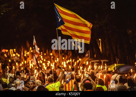 Barcelona, Spanien. 10 Sep, 2017. Einer Katalanischen nationalistische Wellen ein 'Estelada', wie er in einem Pro-unabhängigkeit Fackel Prozession an Kataloniens nationalen Tag Eva Credit beteiligt: Matthias Oesterle/Alamy leben Nachrichten Stockfoto