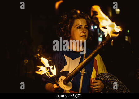 Barcelona, Spanien. 10 Sep, 2017. Eine Demonstrantin trägt der Katalanischen Farben wie Sie in einem pro-unabhängigkeit Fackel Prozession an Kataloniens nationalen Tag Eva Credit beteiligt: Matthias Oesterle/Alamy leben Nachrichten Stockfoto