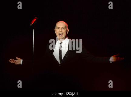 Pet Shop Boys, Neil Tennant. Bestival Music Festival, Lulworth Immobilien, Dorset, Großbritannien. Credit: Finnbarr Webster/Alamy leben Nachrichten Stockfoto