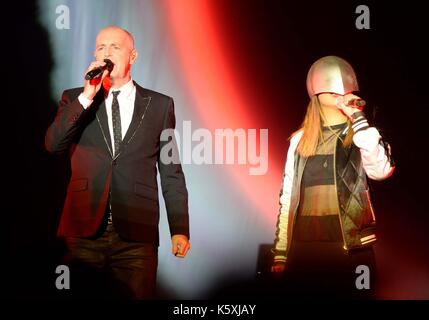 Pet Shop Boys, Neil Tennant. Bestival Music Festival, Lulworth Immobilien, Dorset, Großbritannien. Credit: Finnbarr Webster/Alamy leben Nachrichten Stockfoto