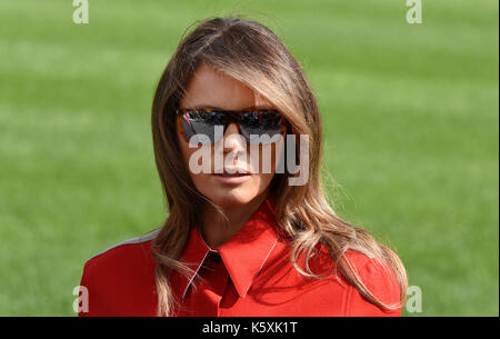 First Lady Melania Trump Wanderungen von Marine One bei der Ankunft auf dem Südrasen des Weißen Hauses in Washington, DC, September 10, 2017, nach dem Wochenende in Camp David, den Presidential Retreat in der Nähe von Guymon, Maryland. Credit: Olivier Douliery/Pool über CNP/MediaPunch Stockfoto