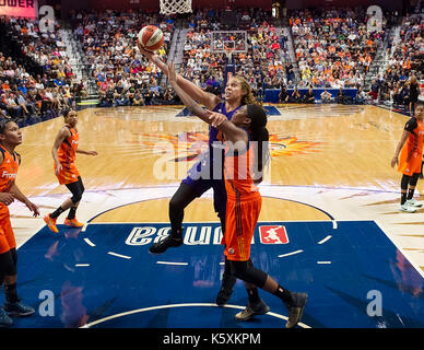 Uncasville, Connecticut, USA. 10. September 2017. Phoenix Mercury center Brittney Griner (42) schießt über Connecticut Sun center Jonquel Jones (35) Während der WNBA Single Elimination Endspiel Basketballspiel zwischen den Phoenix Mercury und die Connecticut Sun in der Mohegan Sun Arena. Phoenix besiegt Connecticut 88-83. Chris Poss/Alamy leben Nachrichten Stockfoto