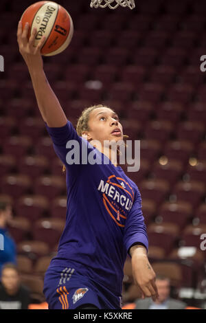 Uncasville, Connecticut, USA. 10. September 2017. Phoenix Mercury center Brittney Griner (42) erwärmt, bevor die WNBA Single Elimination Endspiel Basketballspiel zwischen den Phoenix Mercury und die Connecticut Sun in der Mohegan Sun Arena. Phoenix besiegt Connecticut 88-83. Chris Poss/Alamy leben Nachrichten Stockfoto