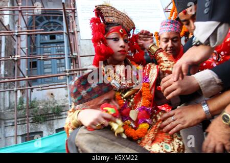 Kathmandu, Nepal. September 2017. Die lebende Göttin Kumari wird zur Wagenprozession zur Feier des letzten Tages eines einwöchigen Indrajatra-Festivals am Hanumandhoka Durbar Square in Kathmandu, Nepal, gebracht. Kredit: Sunil Sharma/ZUMA Wire/Alamy Live News Stockfoto