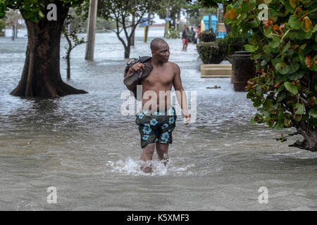 Havanna, Kuba. 10 Sep, 2017. Ein Mann geht durch eine Überflutete Straße nach dem Durchzug des Hurrikans Irma, in Havanna, Kuba, Sept. 10, 2017. Credit: Joaquin Hernandez/Xinhua/Alamy leben Nachrichten Stockfoto