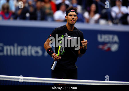 New York, Vereinigte Staaten. 10 Sep, 2017. US Open Tennis: New York, 10. September 2017 - Rafael Nadal aus Spanien feiert einen Punkt gegen Kevin Anderson aus Südafrika bei den US Open der Männer in Flushing Meadows, New York final singles. Nadal gewann das Match in drei Sätzen auf den Titel Quelle: Adam Stoltman/Alamy Live News win Stockfoto