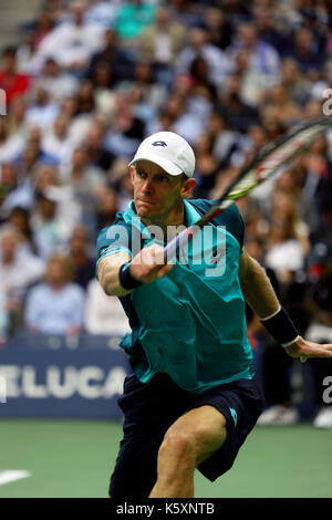 New York, Vereinigte Staaten. 10 Sep, 2017. US Open Tennis: New York, 10. September 2017 - Kevin Anderson aus Südafrika erreicht für eine Rückhand zurück zu Rafael Nadal aus Spanien während der US Open Herren Einzel Endrunde in Flushing Meadows, New York. Nadal gewann das Match in drei Sätzen auf den Titel Quelle: Adam Stoltman/Alamy Live News win Stockfoto