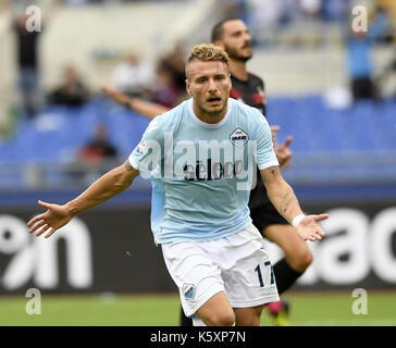 Rom, Italien. 10 Sep, 2017. Lazio's Ciro unbeweglich feiert nach zählen während der italienischen Serie A Fußballspiel zwischen Latium und AC Mailand, Rom, Italien, Sept. 10, 2017. Lazio gewann 4-1. Credit: Alberto Lingria/Xinhua/Alamy leben Nachrichten Stockfoto