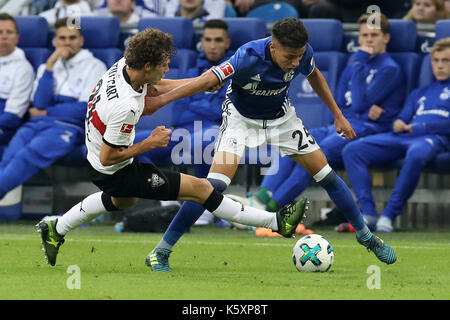 Gelsenkirchen, Deutschland. 10 Sep, 2017. Der Stuttgarter Benjamin Pavard (L) Mias mit Schalke 04 die Amin Harit während der deutschen Bundesliga Fußball Match in Gelsenkirchen, Westdeutschland, Sept. 10, 2017. Schalke 04 gewann 3-1. Quelle: Joachim Bywaletz/Xinhua/Alamy leben Nachrichten Stockfoto