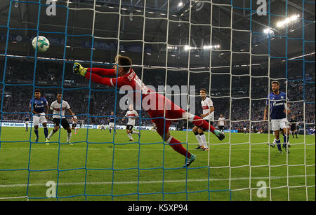 Gelsenkirchen, Deutschland. 10 Sep, 2017. Stuttgarts Torhüter Ron-Robert Zieler spart einen Schuß während die Deutsche Bundesliga Fußball Match zwischen Schalke und Stuttgart in Gelsenkirchen, Westdeutschland, Sept. 10, 2017. Schalke 04 gewann 3-1. Quelle: Joachim Bywaletz/Xinhua/Alamy leben Nachrichten Stockfoto