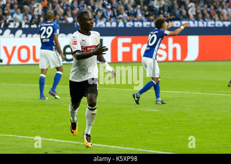 Gelsenkirchen, Deutschland. 10 Sep, 2017. Der Stuttgarter Chadrac Akolo feiert nach zählen während der Deutsche Bundesliga Fußball Match zwischen Schalke und Stuttgart in Gelsenkirchen, Westdeutschland, Sept. 10, 2017. Schalke 04 gewann 3-1. Quelle: Joachim Bywaletz/Xinhua/Alamy leben Nachrichten Stockfoto