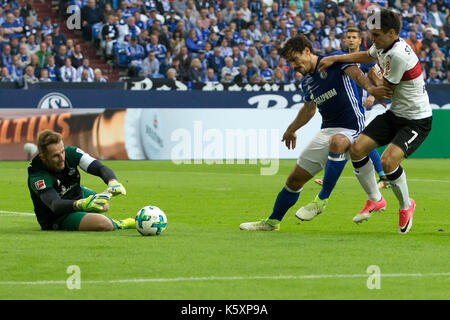 Gelsenkirchen, Deutschland. 10 Sep, 2017. Schalke 04 Die Torhüter Ralf Faehrmann (L) speichert die Kugel während der Deutsche Bundesliga Fußball Match zwischen Schalke und Stuttgart in Gelsenkirchen, Westdeutschland, Sept. 10, 2017. Schalke 04 gewann 3-1. Quelle: Joachim Bywaletz/Xinhua/Alamy leben Nachrichten Stockfoto