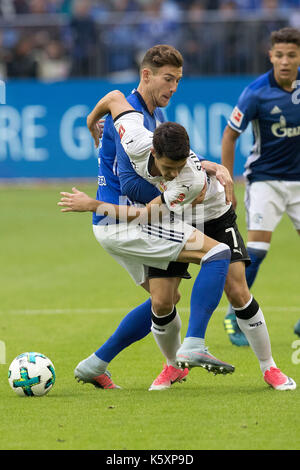 Gelsenkirchen, Deutschland. 10 Sep, 2017. Der Stuttgarter Josip Brekalo (R) Mias mit Schalke 04 die Leon Goretzka während der deutschen Bundesliga Fußball Match in Gelsenkirchen, Westdeutschland, Sept. 10, 2017. Schalke 04 gewann 3-1. Quelle: Joachim Bywaletz/Xinhua/Alamy leben Nachrichten Stockfoto