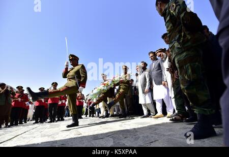 Pandschirtal Afghanistan. 10 Sep, 2017. Menschen nehmen an der 16. Jahrestag des Martyriums des Ahmad Shah Massoud an seinem Grab in pandschirtal Province, Afghanistan, Sept. 10, 2017. Afghanistan markiert am Sonntag, dem 16. Jahrestag des Martyriums des Nationalheld Ahmad Shah Massoud Hommage an all jene, die ihr Leben im Krieg gegen die Invasion der Sowjetunion und der Taliban Angriff verloren zu bezahlen. Credit: Dai Er/Xinhua/Alamy leben Nachrichten Stockfoto