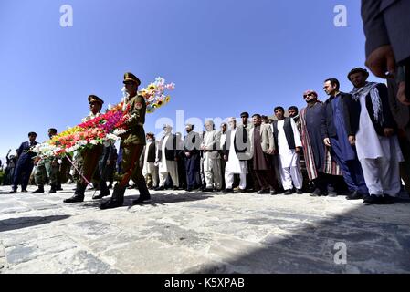 Pandschirtal Afghanistan. 10 Sep, 2017. Menschen nehmen an der 16. Jahrestag des Martyriums des Ahmad Shah Massoud an seinem Grab in pandschirtal Province, Afghanistan, Sept. 10, 2017. Afghanistan markiert am Sonntag, dem 16. Jahrestag des Martyriums des Nationalheld Ahmad Shah Massoud Hommage an all jene, die ihr Leben im Krieg gegen die Invasion der Sowjetunion und der Taliban Angriff verloren zu bezahlen. Credit: Dai Er/Xinhua/Alamy leben Nachrichten Stockfoto