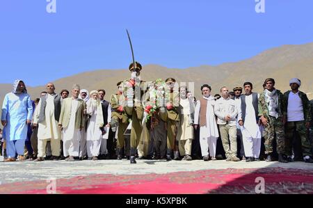 Pandschirtal Afghanistan. 10 Sep, 2017. Menschen nehmen an der 16. Jahrestag des Martyriums des Ahmad Shah Massoud an seinem Grab in pandschirtal Province, Afghanistan, Sept. 10, 2017. Afghanistan markiert am Sonntag, dem 16. Jahrestag des Martyriums des Nationalheld Ahmad Shah Massoud Hommage an all jene, die ihr Leben im Krieg gegen die Invasion der Sowjetunion und der Taliban Angriff verloren zu bezahlen. Credit: Dai Er/Xinhua/Alamy leben Nachrichten Stockfoto