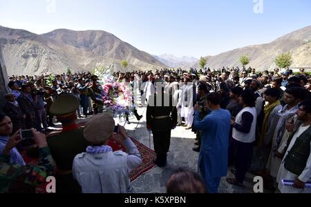 Pandschirtal Afghanistan. 10 Sep, 2017. Menschen nehmen an der 16. Jahrestag des Martyriums des Ahmad Shah Massoud an seinem Grab in pandschirtal Province, Afghanistan, Sept. 10, 2017. Afghanistan markiert am Sonntag, dem 16. Jahrestag des Martyriums des Nationalheld Ahmad Shah Massoud Hommage an all jene, die ihr Leben im Krieg gegen die Invasion der Sowjetunion und der Taliban Angriff verloren zu bezahlen. Credit: Dai Er/Xinhua/Alamy leben Nachrichten Stockfoto