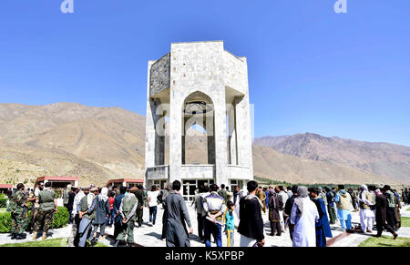 Pandschirtal Afghanistan. 10 Sep, 2017. Menschen nehmen an der 16. Jahrestag des Martyriums des Ahmad Shah Massoud an seinem Grab in pandschirtal Province, Afghanistan, Sept. 10, 2017. Afghanistan markiert am Sonntag, dem 16. Jahrestag des Martyriums des Nationalheld Ahmad Shah Massoud Hommage an all jene, die ihr Leben im Krieg gegen die Invasion der Sowjetunion und der Taliban Angriff verloren zu bezahlen. Credit: Dai Er/Xinhua/Alamy leben Nachrichten Stockfoto