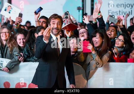Toronto, Kanada. 10 Sep, 2017. Schauspieler Javier Bardem Posen für Fotos mit den Fans auf der North American Premiere des Films 'Mutter!' an der Prinzessin von Wales Theater während der 2017 Toronto International Film Festival in Toronto, Kanada, Sept. 10, 2017. Credit: Zou Zheng/Xinhua/Alamy leben Nachrichten Stockfoto