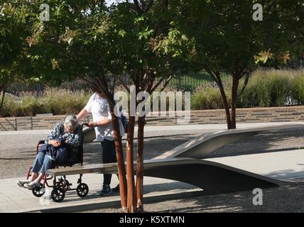 Arlington, USA. 10 Sep, 2017. Menschen besuchen das Pentagon Denkmal zu Ehren der Opfer der Anschläge vom 11. September 2001 in Arlington, Virginia, USA, Sept. 10, 2017. Credit: Yan Liang/Xinhua/Alamy leben Nachrichten Stockfoto