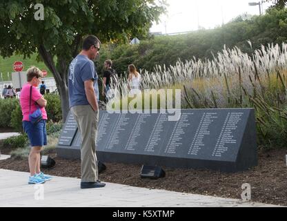 Arlington, USA. 10 Sep, 2017. Menschen besuchen das Pentagon Denkmal zu Ehren der Opfer der Anschläge vom 11. September 2001 in Arlington, Virginia, USA, Sept. 10, 2017. Credit: Yan Liang/Xinhua/Alamy leben Nachrichten Stockfoto