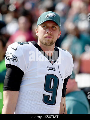 Landrover, Maryland, USA. 10 Sep, 2017. Philadelphia Eagles finden quarterback Nick Foles (9) Sieht sich der Anzeiger im vierten Quartal das Spiel gegen die Washington Redskins an FedEx Field in Landover, Maryland am Sonntag, 10. September 2017. Die Adler gewannen das Spiel 30 - 17. Credit: Ron Sachs/CNP - KEINE LEITUNG SERVICE - Foto: Ron Sachs/konsolidierte News Fotos/Ron Sachs - CNP Quelle: dpa Picture alliance/Alamy leben Nachrichten Stockfoto