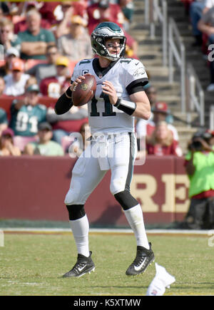 Landrover, Maryland, USA. 10 Sep, 2017. Philadelphia Eagles quarterback Carson Wentz (11) sieht für einen Empfänger im vierten Quartal gegen die Washington Redskins an FedEx Field in Landover, Maryland am Sonntag, 10. September 2017. Die Adler gewannen das Spiel 30 - 17. Credit: Ron Sachs/CNP - KEINE LEITUNG SERVICE - Foto: Ron Sachs/konsolidierte News Fotos/Ron Sachs - CNP Quelle: dpa Picture alliance/Alamy leben Nachrichten Stockfoto