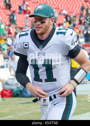 Landrover, Maryland, USA. 10 Sep, 2017. Philadelphia Eagles quarterback Carson Wentz (11) verlässt das Feld nach dem Spiel gegen die Washington Redskins an FedEx Field in Landover, Maryland am Sonntag, 10. September 2017. Die Adler gewannen das Spiel 30 - 17. Credit: Ron Sachs/CNP - KEINE LEITUNG SERVICE - Foto: Ron Sachs/konsolidierte News Fotos/Ron Sachs - CNP Quelle: dpa Picture alliance/Alamy leben Nachrichten Stockfoto