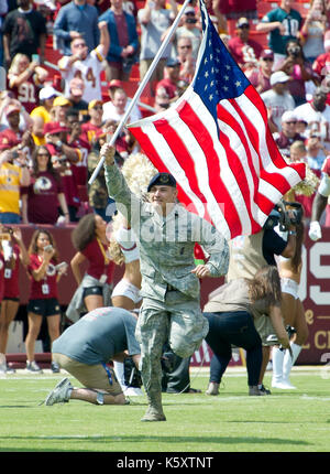 Landrover, Maryland, USA. 10 Sep, 2017. Ein Mitglied der United States Air Force läuft auf dem Gebiet der amerikanischen Flagge vor der Philadelphia Eagles gegen die Washington Redskins Spiel bei FedEx Field in Landover, Maryland am Sonntag, 10. September 2017. Die Adler gewannen das Spiel 30 - 17. Credit: Ron Sachs/CNP - KEINE LEITUNG SERVICE - Foto: Ron Sachs/konsolidierte News Fotos/Ron Sachs - CNP Quelle: dpa Picture alliance/Alamy leben Nachrichten Stockfoto