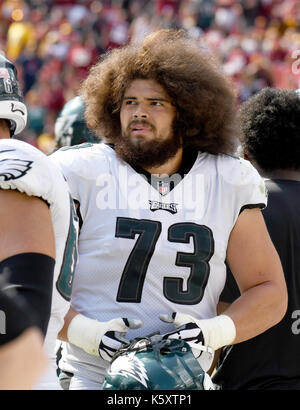 Landrover, Maryland, USA. 10 Sep, 2017. Philadelphia Eagles offensive guard Isaac Seumalo (73) schaut auf die Anzeigetafel Replay eines ungeschickten Versuch sein Team für einen Touchdown im vierten Viertel gegen die Washington Redskins an FedEx Field in Landover, Maryland am Sonntag, 10. September 2017 zurück. Die Adler gewannen das Spiel 30 - 17. Credit: Ron Sachs/CNP - KEINE LEITUNG SERVICE - Foto: Ron Sachs/konsolidierte News Fotos/Ron Sachs - CNP Quelle: dpa Picture alliance/Alamy leben Nachrichten Stockfoto