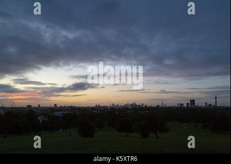 London, Großbritannien. 11 Sep, 2017. London, 11. September 2017. Die aufgehende Sonne beleuchtet die Wolken über die Skyline von London als neuer Tag bricht über die Stadt. Credit: Paul Davey/Alamy leben Nachrichten Stockfoto