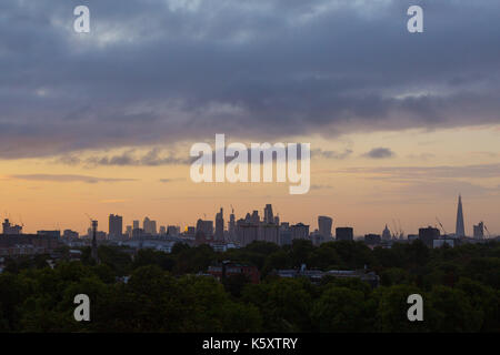 London, Großbritannien. 11 Sep, 2017. London, 11. September 2017. Weiches Licht leuchtet die Skyline von London als neuer Tag bricht über die Stadt. Credit: Paul Davey/Alamy leben Nachrichten Stockfoto