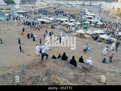 Medina, Medina, Saudi-Arabien. September 2017. Muslimische Pilger besuchen den heiligen Berg Uhud, Ort der zweiten Schlacht zwischen muslimischen und mekkanischen Kräften und Archers Hill in Uhud, nach ihrer Pilgerfahrt, in Medina, Saudi-Arabien am 9. September 2017 Quelle: Mohammed Hassan/APA Images/ZUMA Wire/Alamy Live News Stockfoto