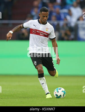 Gelsenkirchen, Deutschland. 10 Sep, 2017. Der Stuttgarter Dennis Aogo während der deutschen Bundesliga Fußballspiel zwischen Schalke 04 und der VfB Stuttgart an der Veltins Arena in Gelsenkirchen, Deutschland, 10. September 2017. Foto: Ina Faßbender/dpa/Alamy leben Nachrichten Stockfoto