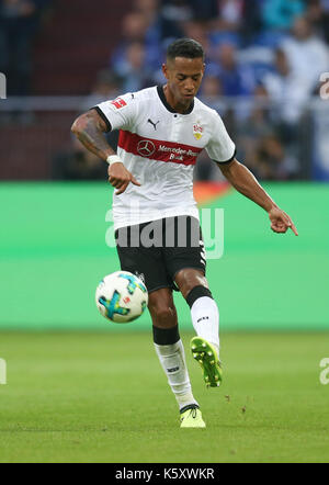 Gelsenkirchen, Deutschland. 10 Sep, 2017. Der Stuttgarter Dennis Aogo während der deutschen Bundesliga Fußballspiel zwischen Schalke 04 und der VfB Stuttgart an der Veltins Arena in Gelsenkirchen, Deutschland, 10. September 2017. Foto: Ina Faßbender/dpa/Alamy leben Nachrichten Stockfoto