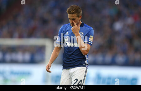 Gelsenkirchen, Deutschland. 10 Sep, 2017. Die Schalker Bastian Oczipka in der deutschen Bundesliga Fußballspiel zwischen Schalke 04 und der VfB Stuttgart an der Veltins Arena in Gelsenkirchen, Deutschland, 10. September 2017. Foto: Ina Faßbender/dpa/Alamy leben Nachrichten Stockfoto