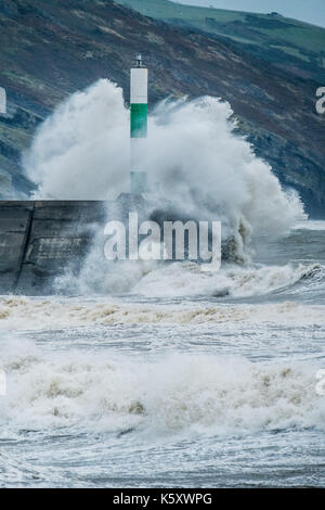 Aberystwyth Wales UK, Montag, 11. September 2017 UK Wetter: Strong gale force Winde und stürmischer See Teig den Hafen Leuchtturm und Strand in Aberystwyth an der Küste der Cardigan Bay in West Wales. Gelb A Met Office ''Warnung für die südwestlichen Regionen des Vereinigten Königreichs ausgestellt wurde, mit Böen von bis zu 60 mph während des Morgens erwartet. Photo Credit: Keith Morris/Alamy leben Nachrichten Stockfoto