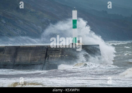 Aberystwyth Wales UK, Montag, 11. September 2017 UK Wetter: Strong gale force Winde und stürmischer See Teig den Hafen Leuchtturm und Strand in Aberystwyth an der Küste der Cardigan Bay in West Wales. Gelb A Met Office ''Warnung für die südwestlichen Regionen des Vereinigten Königreichs ausgestellt wurde, mit Böen von bis zu 60 mph während des Morgens erwartet. Photo Credit: Keith Morris/Alamy leben Nachrichten Stockfoto