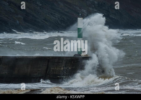 Aberystwyth Wales UK, Montag, 11. September 2017 UK Wetter: Strong gale force Winde und stürmischer See Teig den Hafen Leuchtturm und Strand in Aberystwyth an der Küste der Cardigan Bay in West Wales. Gelb A Met Office ''Warnung für die südwestlichen Regionen des Vereinigten Königreichs ausgestellt wurde, mit Böen von bis zu 60 mph während des Morgens erwartet. Photo Credit: Keith Morris/Alamy leben Nachrichten Stockfoto